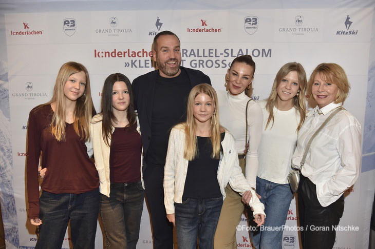Sascha Rinne und Freundin Lisa mit Kindern Violetta, Roa, Olivia, Gisela, Valerie und Mutter beim 4. &bdquo;Kinderlachen Parallel-Slalom  Klein mit Gro&szlig;&ldquo; und &bdquo;Charity-Kochen&ldquo; und Dinner im Hotel Grand Tirolia in Kitzb&uuml;hel am 21./22.02.2026 &copy;Foto: BrauerPhotos / Goran Nitschke 